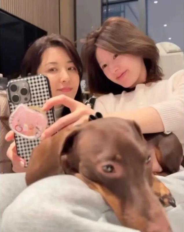 曾黎去看赵露思了,她练习走路,学着吃饭,还能自己剥栗子