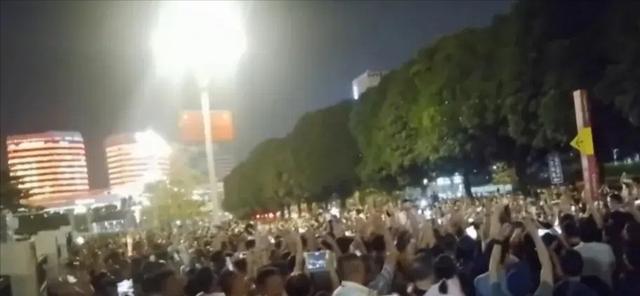 史上最强演唱会,场外人数比场内人数还多,当地的网络都瘫痪了!