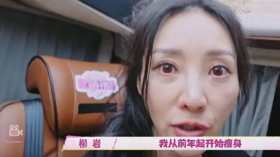 同是43岁，把柳岩和霍思燕近照放一起看，珠圆玉润的美就出来了