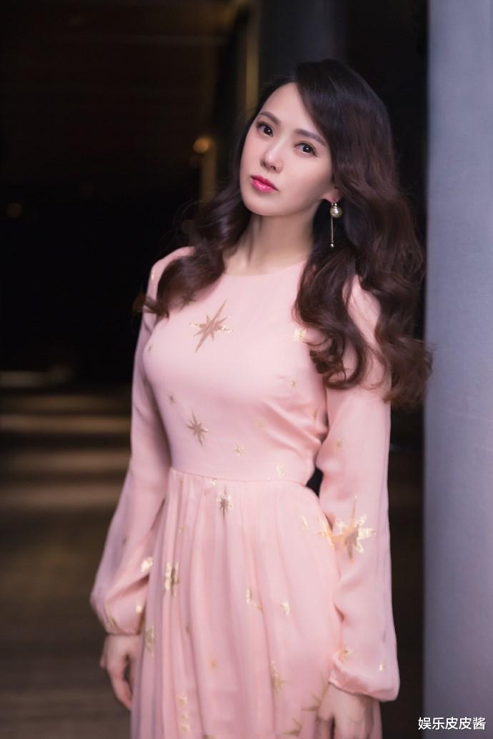 56岁伊能静带女儿回娘家!母女逛街吃路边摊,背影如同姐妹