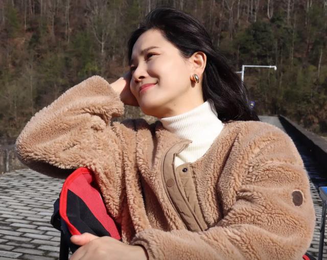 离婚后只字不提前夫侯勇,与女儿相依为命,如今46岁宛若冻龄少女