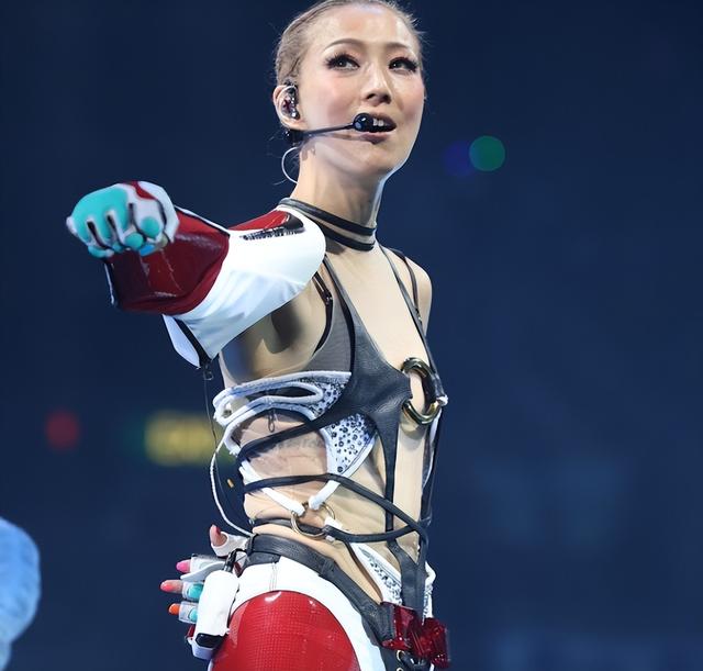 郑秀文演唱会造型超霸气,与许志安罕见同台,保持距离不再秀恩爱