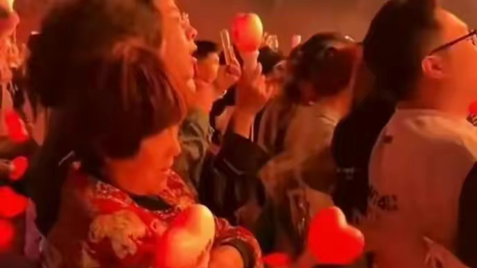 周杰伦演唱会VIP席，被大妈拿来睡觉，网友的评论还挺暖心的