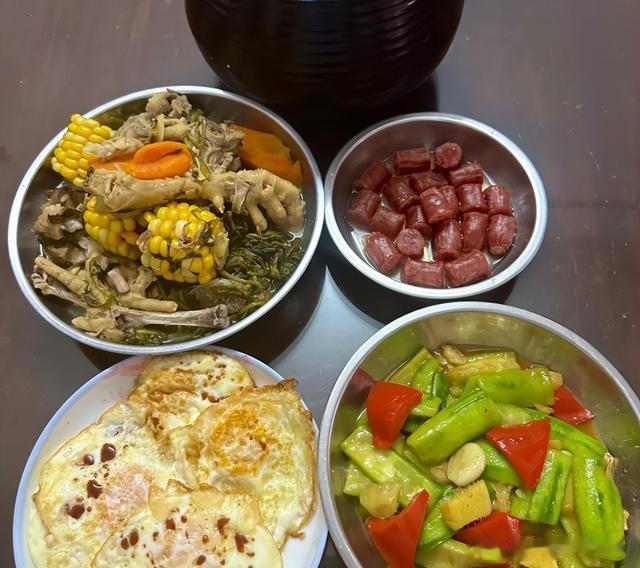 广东一家三口的午饭火了，4个菜成本不到20块，网友：真会过日子