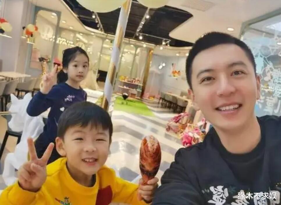 杨鸣离婚后和女儿被偶遇，10岁女儿身高一米七，女友思思博士毕业