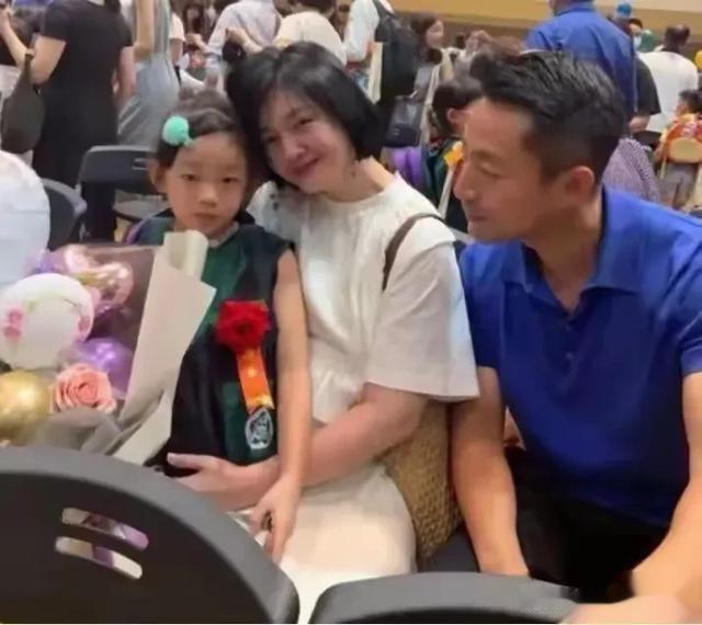 大S疑无时间打扮女儿，汪希玥衣着土气见爸爸，汪小菲却西装革履
