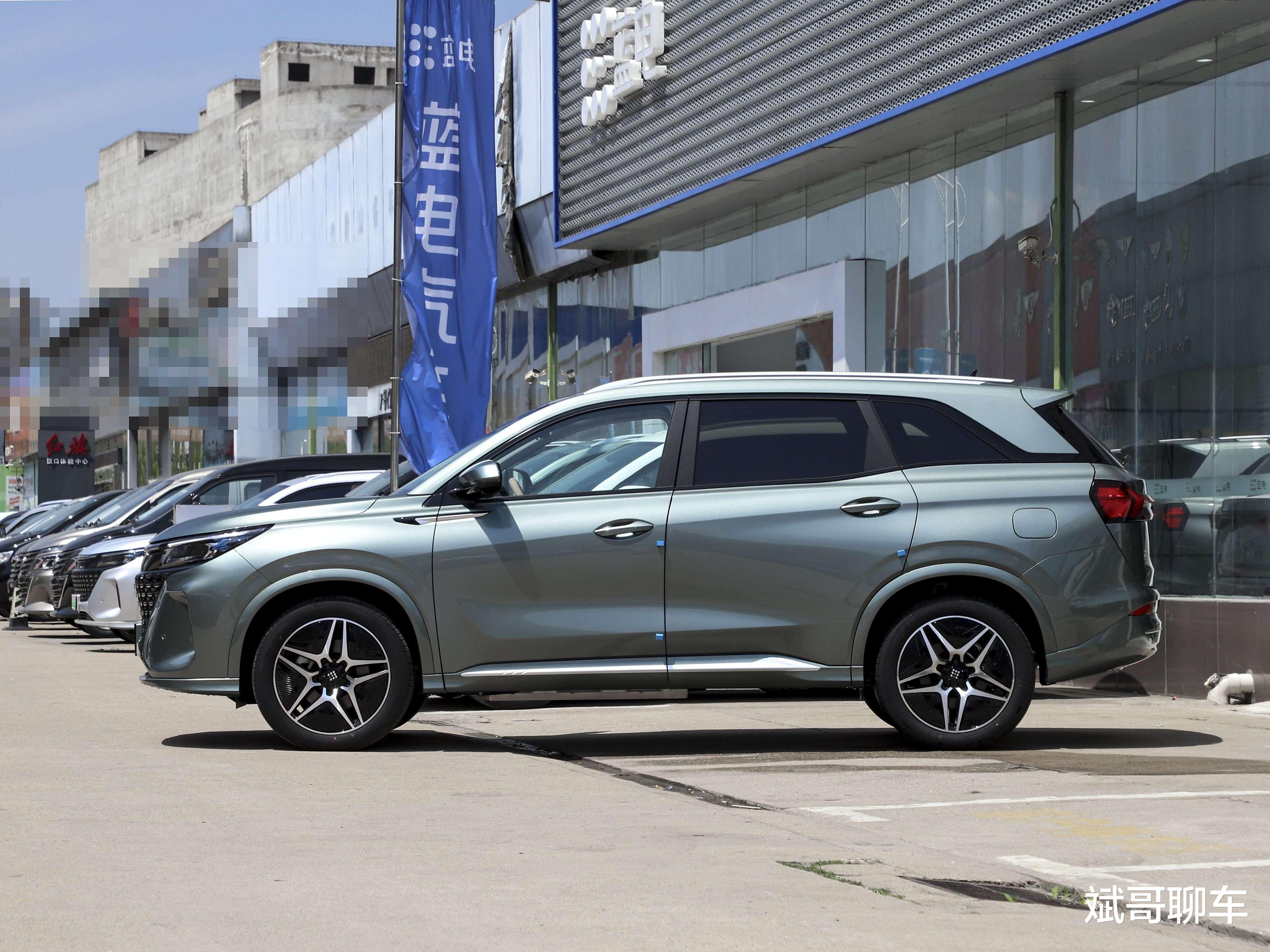 ?9.98万！国产车“掀桌子”，可选大7座的插混SUV，续航1200公里