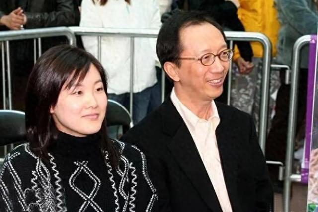 46岁伏明霞发福显老，72岁丈夫很憔悴，曾花百亿买医院拼4胎