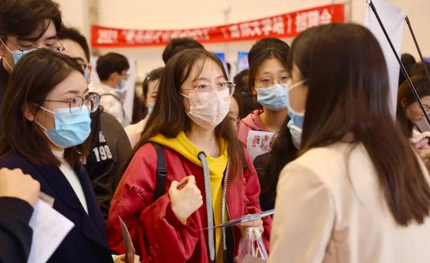 “实在不行别通知了”吉大校招47000个岗位，门槛把学生们看笑了