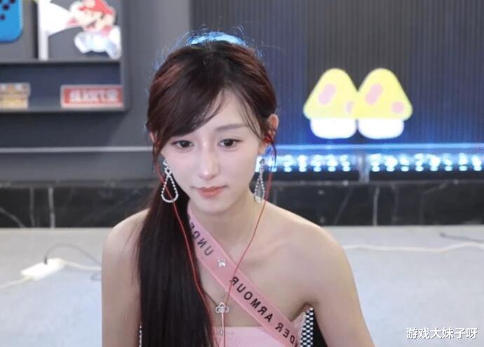 南波儿在直播间大秀身材，完全看不出生过小孩，自信关掉所有美颜