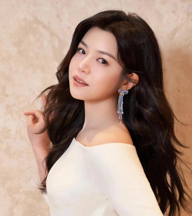 六版小龙女展示睡绳绝技,有的似仙女下凡,有的连绳子都上不去