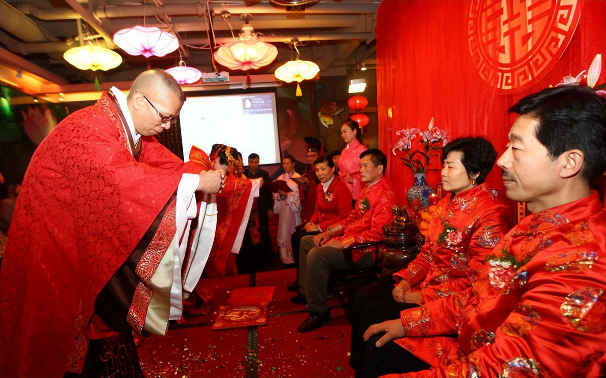 老板儿子结婚，说好员工每人随600元，实习生私下给5千现场热闹了