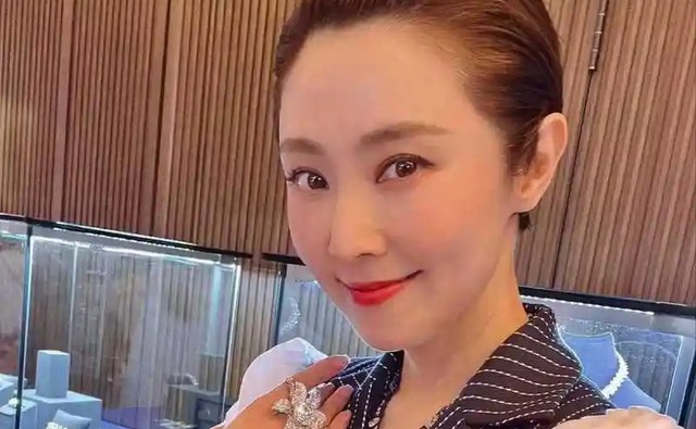 她是向华胜的情人,也是陈法蓉的升级版,她不嫁豪门却自成豪门