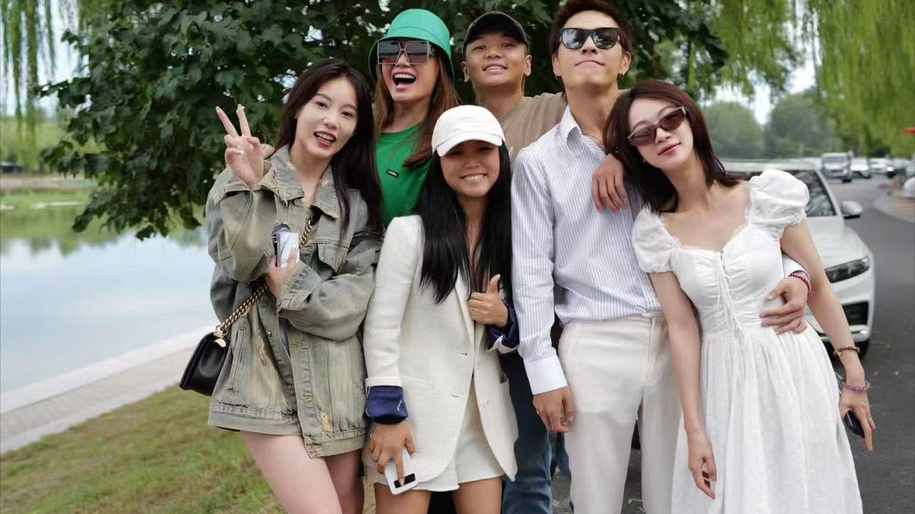 吴谨言官宣结婚，腹部隆起引揣测，半个月内所有照片都有“孕相”