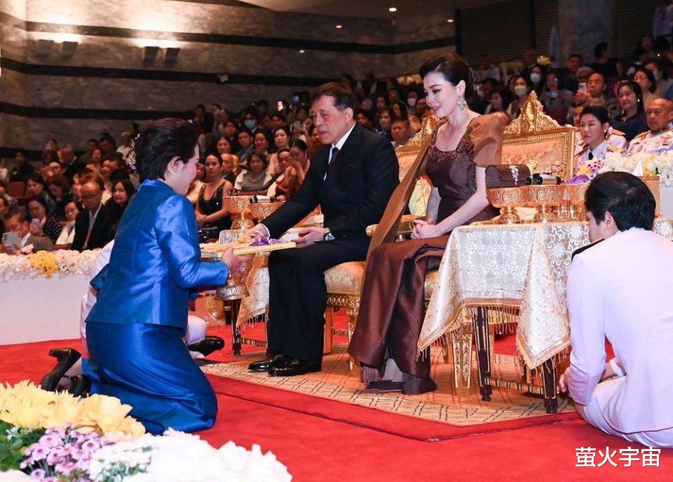 苏提达华丽亮相，却被32岁新宠“抢风头”，72岁泰王让后宫团紧相随