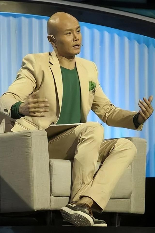 移居美国,开豪车住豪宅,48岁的乐嘉,已经被迫走上了另一条大道