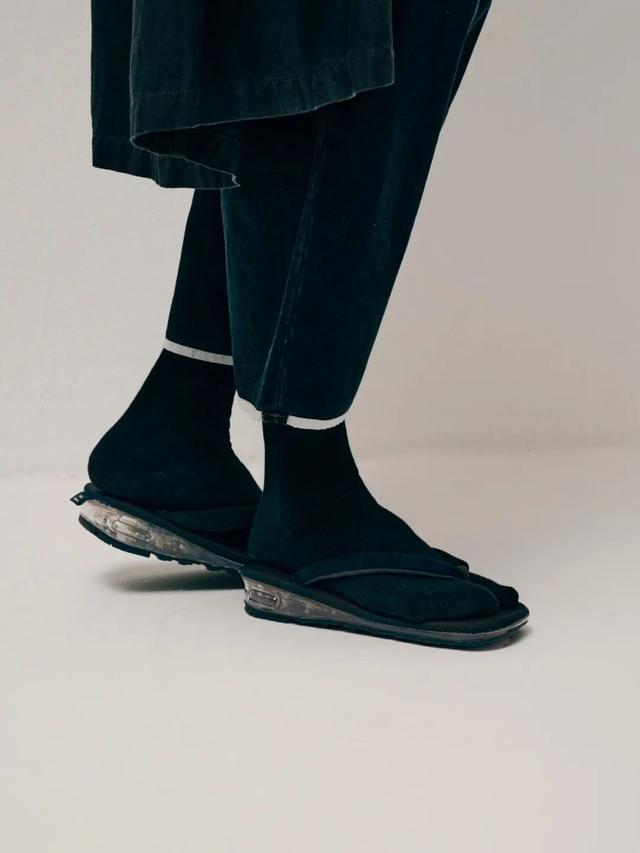 潮鞋速递|官网发不出货,YEEZY 袜套鞋变国产了?