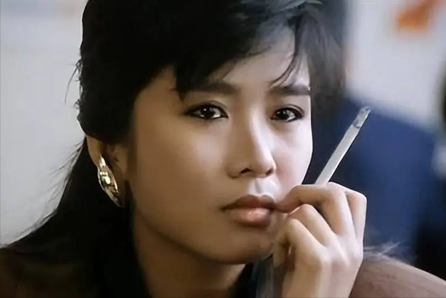 美过邱淑贞,被成龙当众告白,61岁的“三ji艳后”仍旧美得不像话