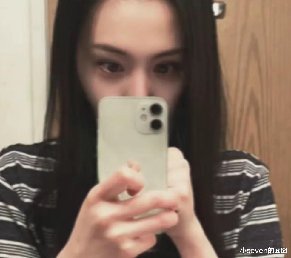 33岁郑爽近照曝光，穿着休闲装笑得很开心，不当明星后很潇洒