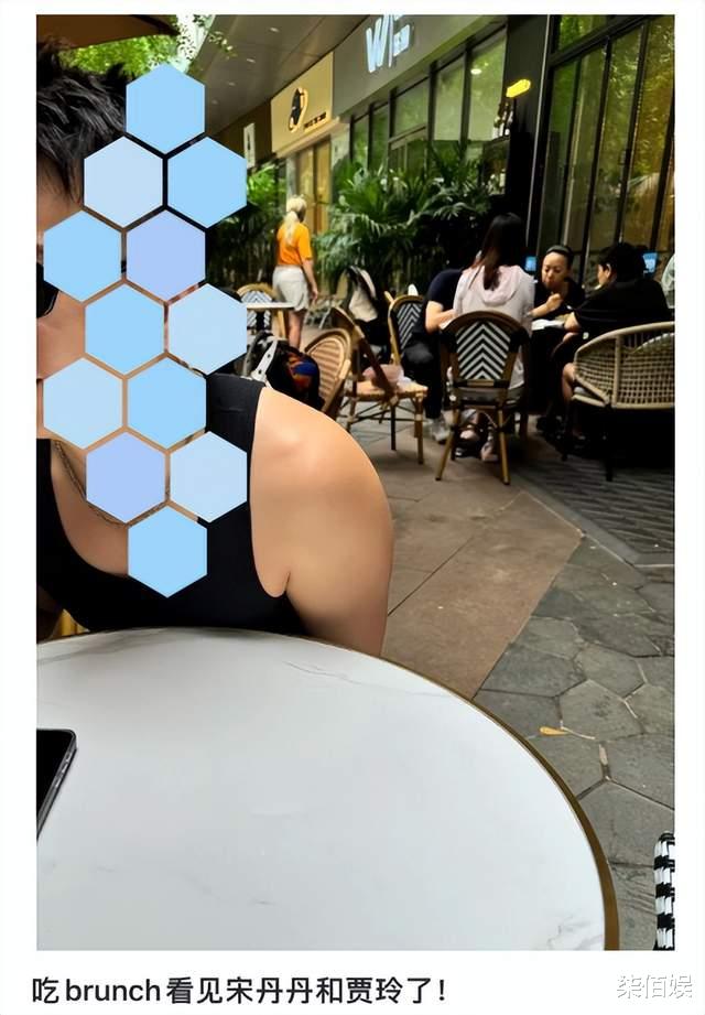 罕见同框！贾玲与宋丹丹北京聚餐，真实身材引热议，变胖了背好宽