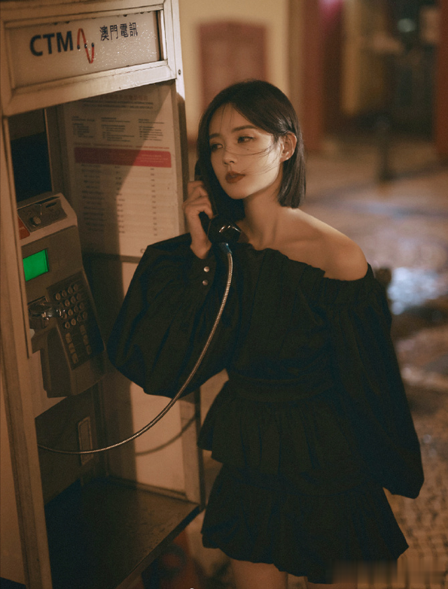 李一桐齐肩短发黑色短裙 ???