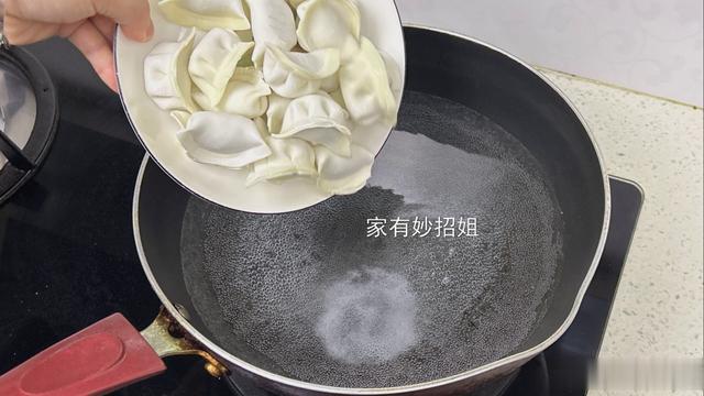 煮饺子，“盖上盖煮”和“不盖盖煮”区别大，难怪饺子口感不一样