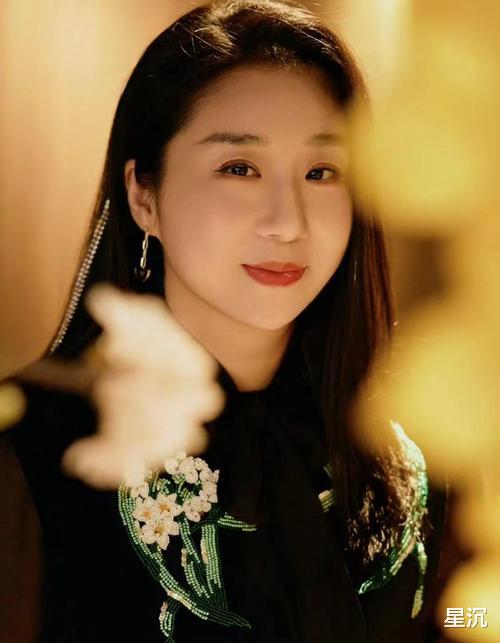 傅首尔真的黔驴技穷了:离婚后没了工作,只能靠消费老刘来博流量