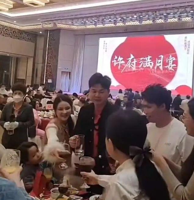 许华升举办奢华满月宴!酒席30桌现场发红包,用茅台将儿子围起来