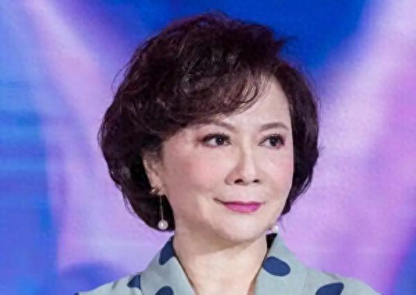 原来他就是蔡明儿子，年近四十未婚未育，是蔡明的骄傲更是心病