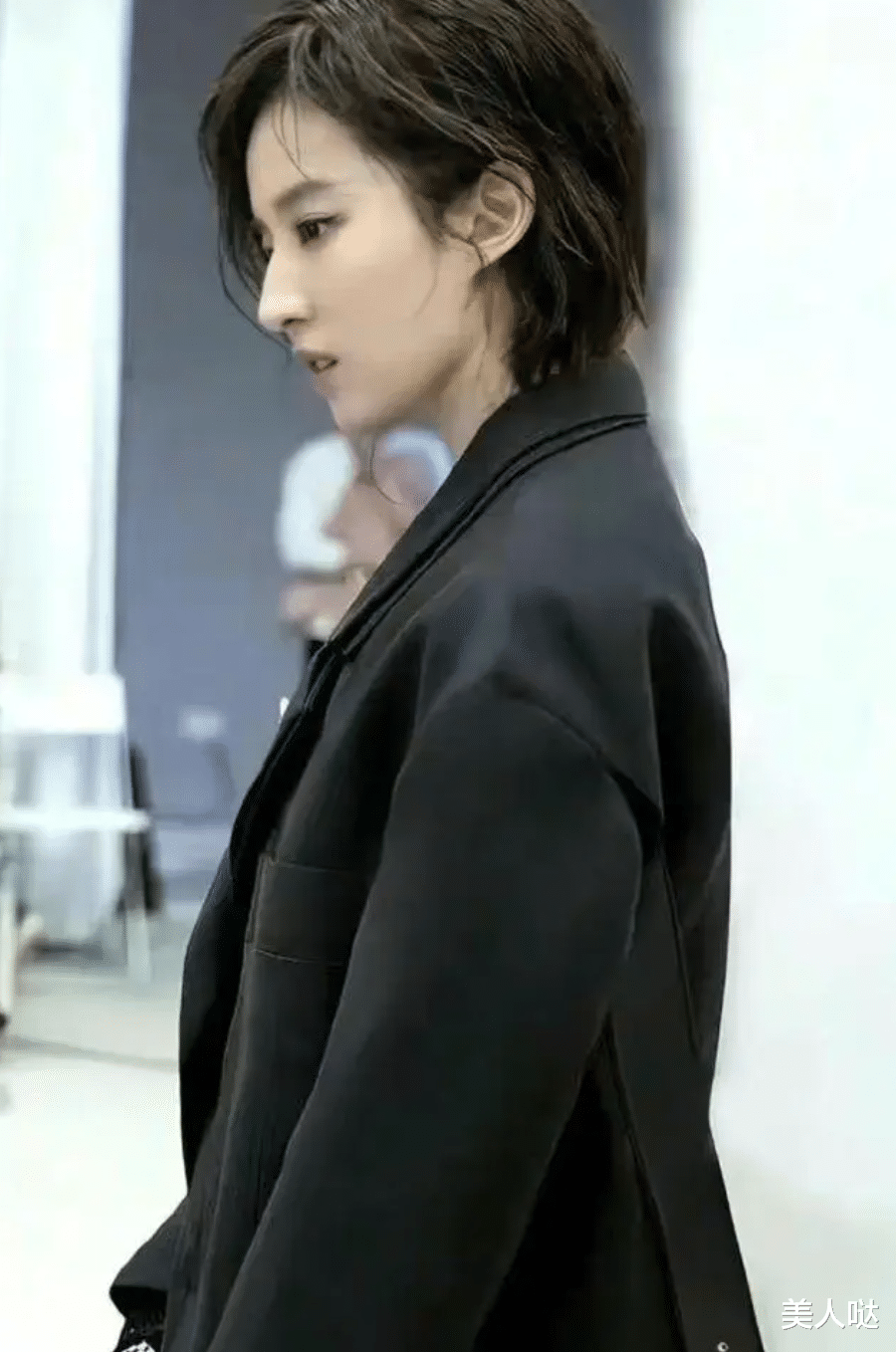 刘亦菲终于换发型,“狼尾短发”配西装又攻又仙,女人看了都心动