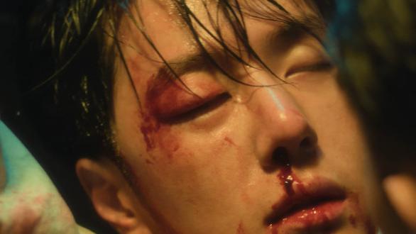 同样是酷刑戏，“狼狈”的王一博，打了多少“靳东”们的脸？