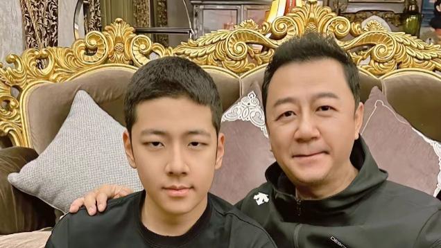 郭涛晒照为儿子庆生，买3999元豪华蛋糕，17岁石头越长越像爸爸！