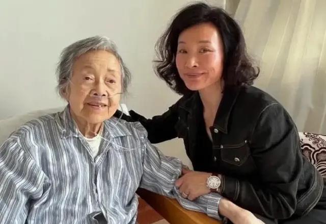 陈冲晒母亲合影，妈妈短发自信有书卷气，她笑容纯真如今面相凶狠