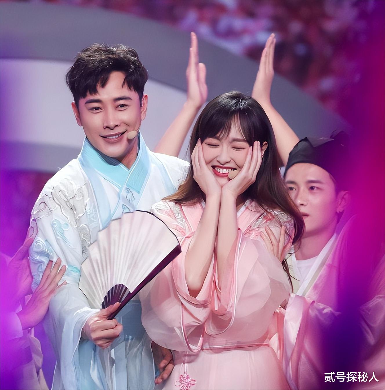 Vogue晚宴，刘诗诗杨幂热聊，完全不敢直视对面压轴刘亦菲