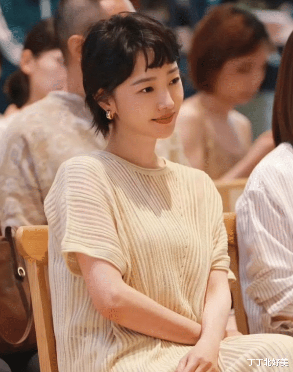 40岁白百何再婚后剪了狗啃刘海，穿搭时髦洋气，状态和25岁没变化