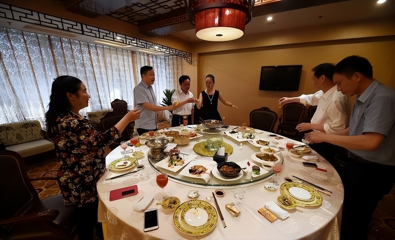 部门聚餐掏1500元买单,主管说发工资还我,月底看到工资傻在原地