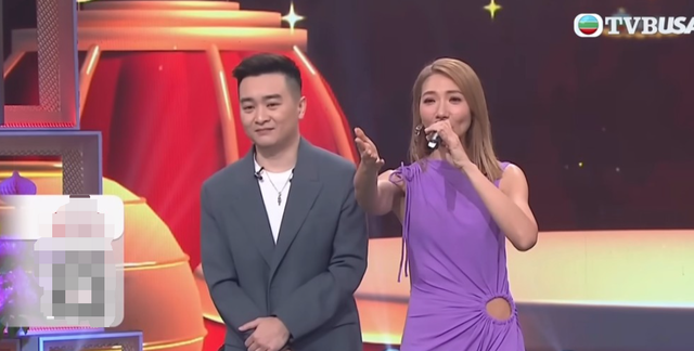 杨千嬅当《好声音》评委却被批不够格，遁走避媒体，冠亚军背景强