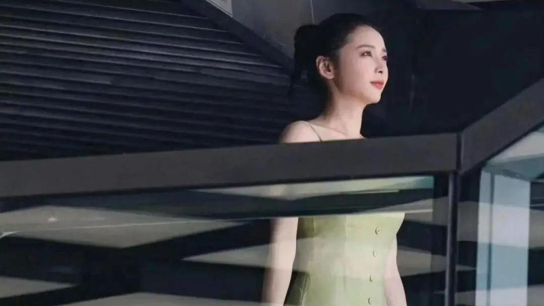 看了《狂飙》，忘不了大嫂，机场偶遇高叶，网友：她是顶级极品