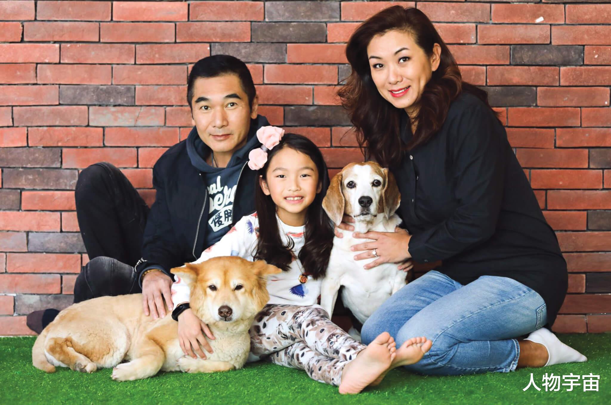 她是带球嫁帅哥最丑港姐，忽视丈夫却被深爱，培养女儿成马术精英