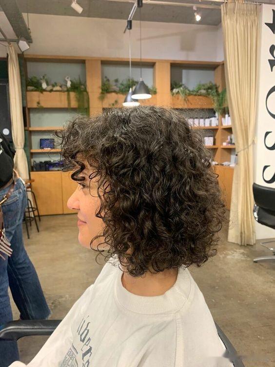 女人过了45岁,发型这样整,剪短烫烫就是不一样