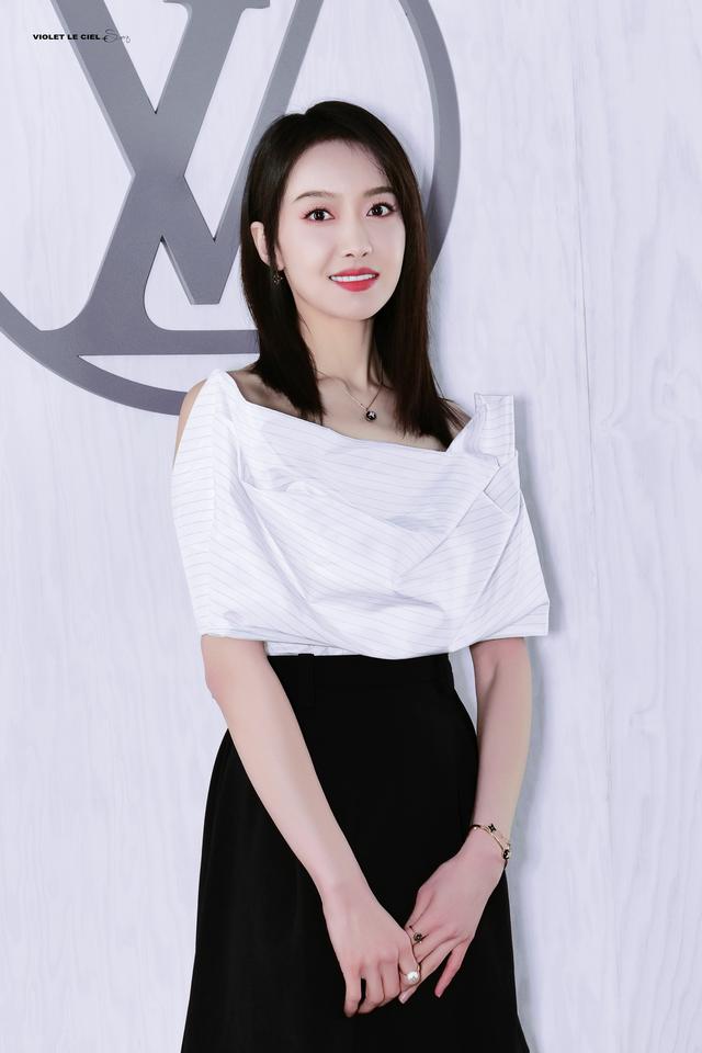 宋茜白黑色调的露肩半身裙优雅而大方