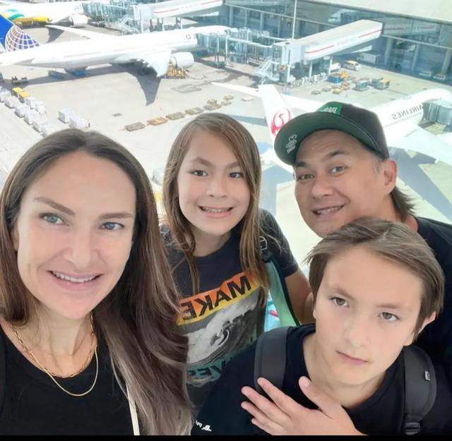 许冠杰庆祝76岁生日,三代同堂外出吃饭,混血双胞胎孙子长发披肩