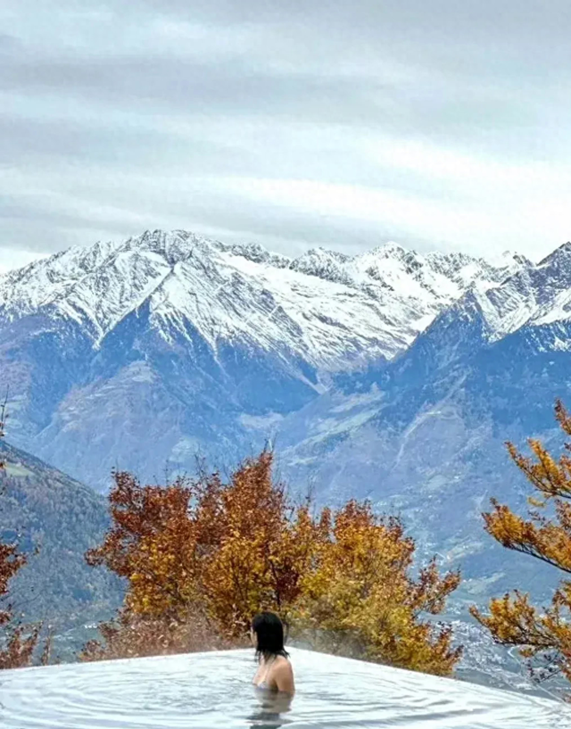 王欣瑜晒泡温泉照，身材甜美，喜欢小动物和旅游，最爱各地美食！