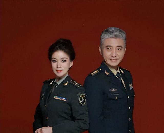 多位前央视大咖现身婚宴，黄宏毕福剑差别巨大，宴请人身份不简单