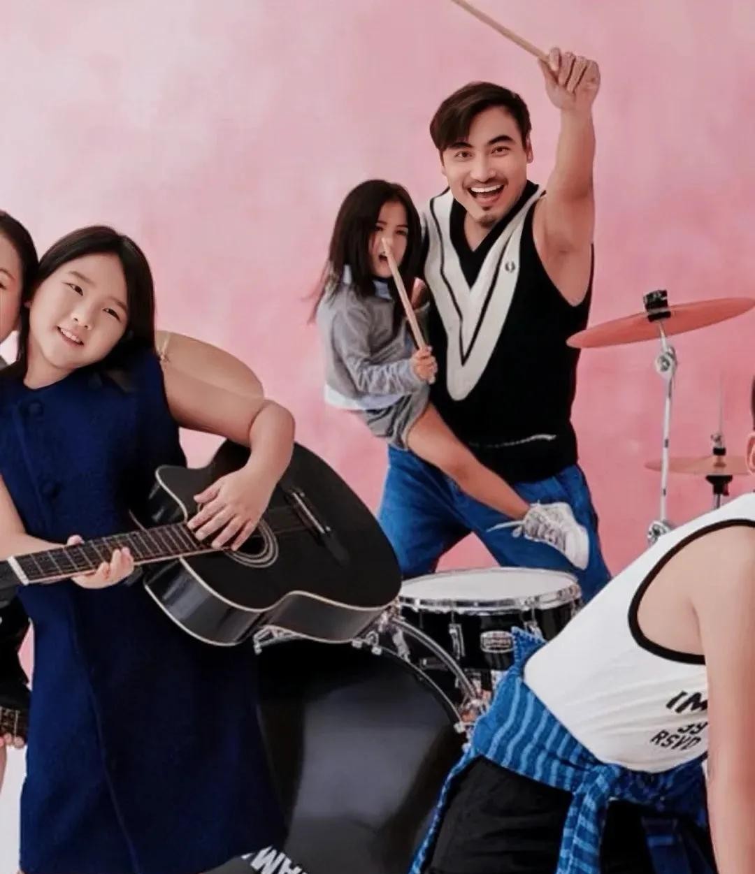 何洁一家五口首登杂志封面，小女儿颜值高，时尚表现力超哥哥姐姐