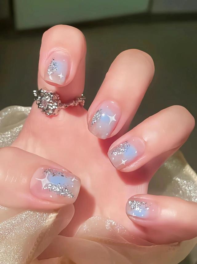 2024年最火美甲色彩：蓝色美甲，让你的指尖如天空般明朗！