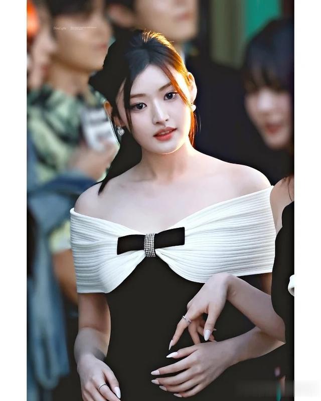 韩女团超美「17岁成员」出道!神似张员英+宁宁+韩素希爆轰动