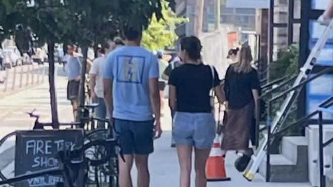 王子文前男友吴永恩疑再曝恋情！和新女友现身在纽约，新女友侧脸像混血