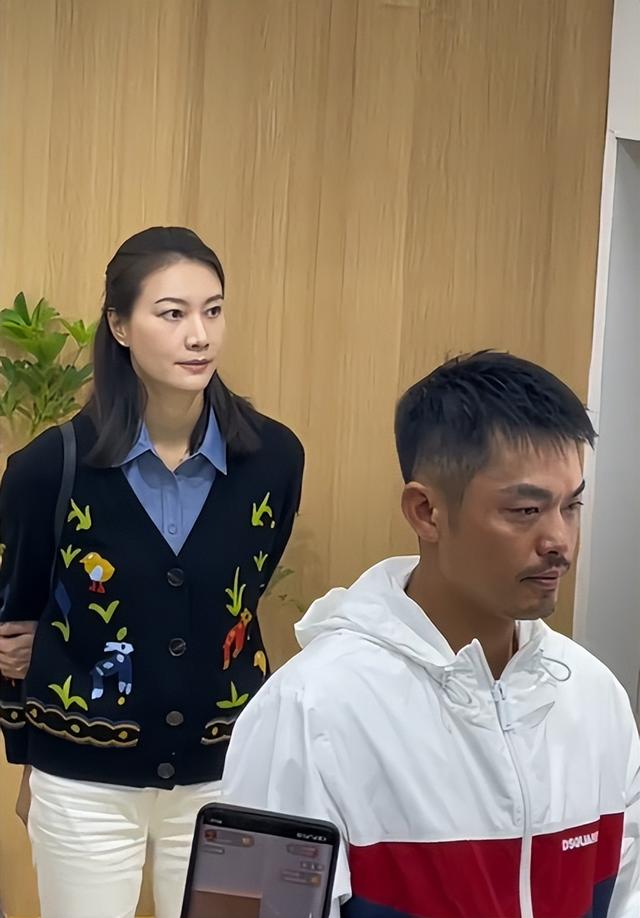 林丹出轨8年后，选择隐忍的谢杏芳再次与丈夫同框，眼里爱意全无