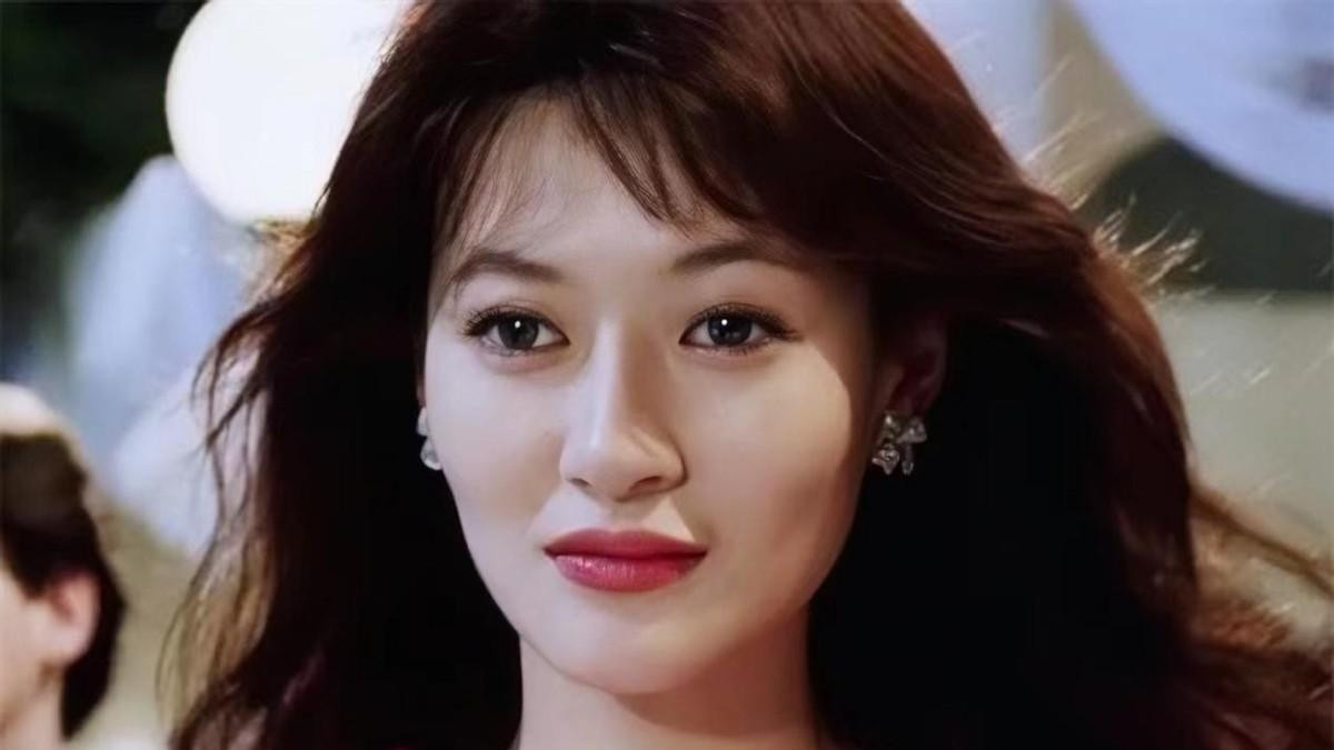 陈宝莲跳楼21年，儿子被王菲经纪人抚养长大，模样酷似干爹黄任中